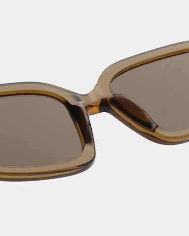 Store brune firkantet A.Kjærbede solbriller med mørk glas - tæt detalje