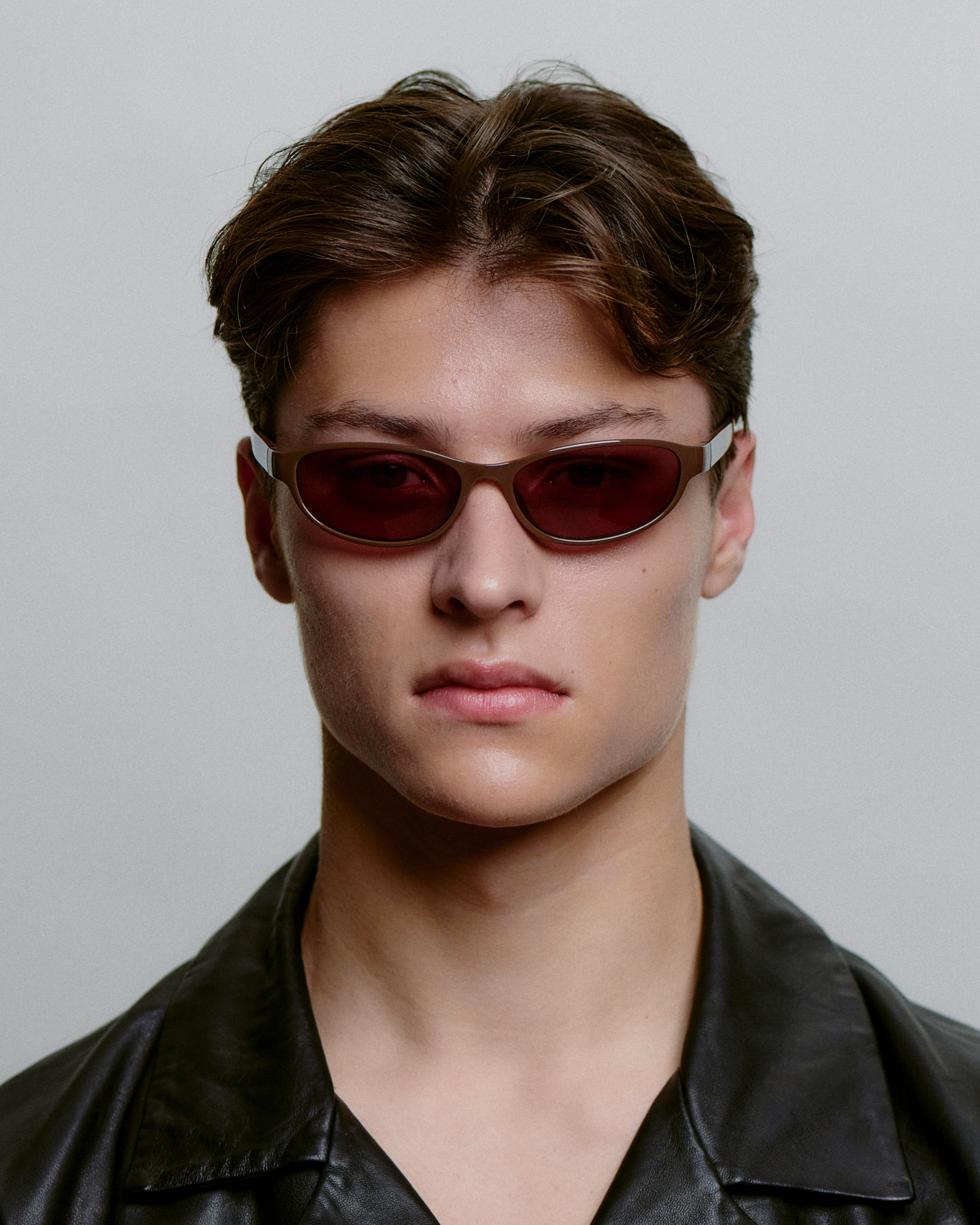 Cat-eye A.Kjærbede solbriller med lilla glas - foran på herre