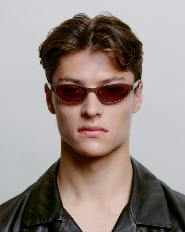 Cat-eye A.Kjærbede solbriller med lilla glas - foran på herre