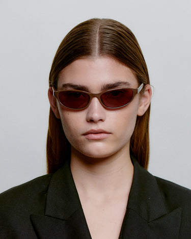 Cat-eye A.Kjærbede solbriller med lilla glas - foran på dame