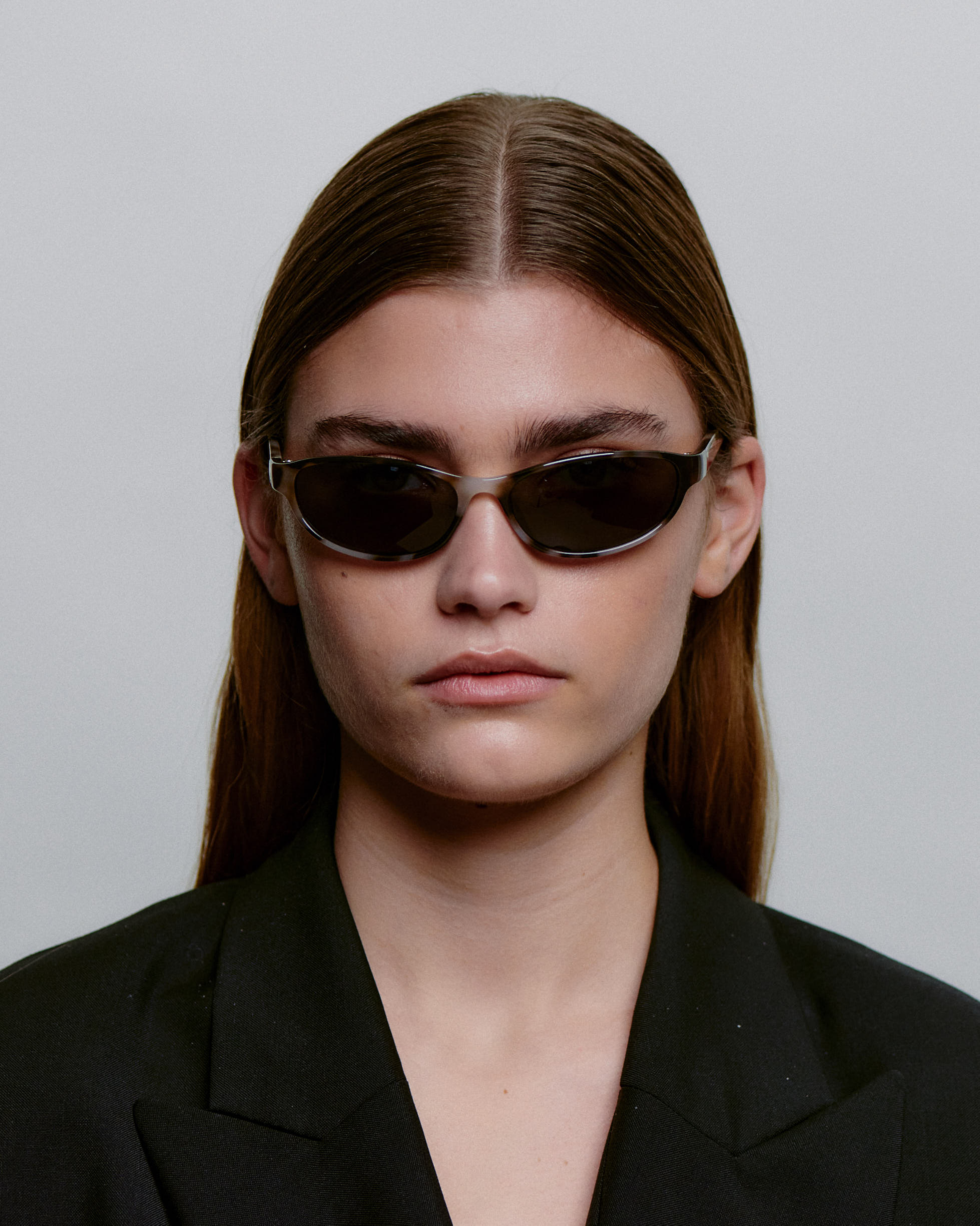 Brune Cat-eye A.Kjærbede solbriller med mørk glas - foran på dame