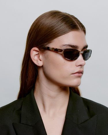 Brune Cat-eye A.Kjærbede solbriller med mørk glas - fra siden dame
