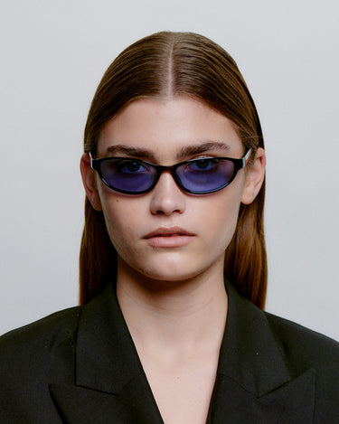 Cat-eye A.Kjærbede solbriller med blå glas - foran på dame