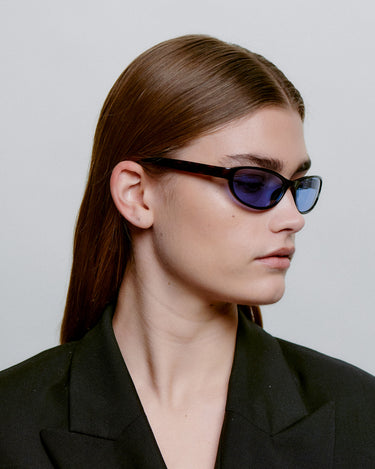 Cat-eye A.Kjærbede solbriller med blå glas - fra siden dame