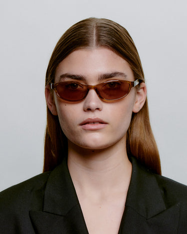 Cat-eye brune A.Kjærbede solbriller med brune glas - foran på dame