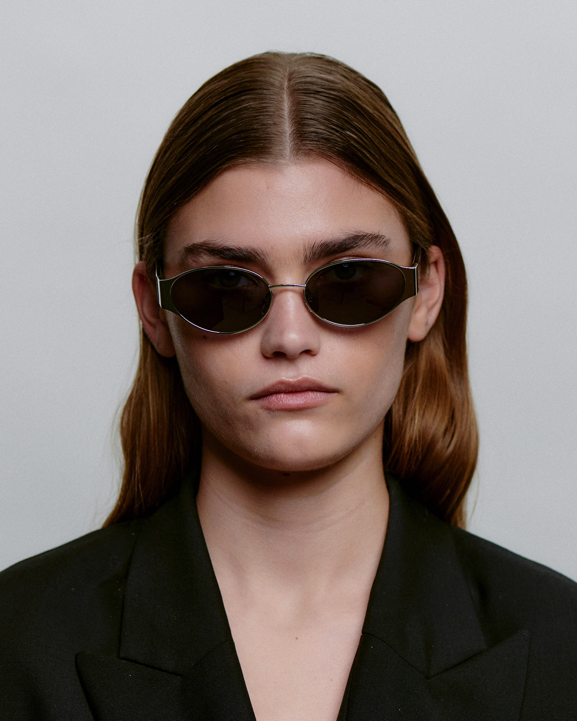 Sølv metal A.Kjærbede solbriller, mørk glas, hænglser, på dame model