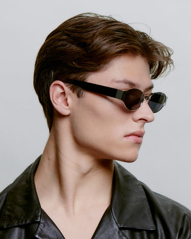 Sølv metal A.Kjærbede solbriller, mørk glas, sort stel, hænglser, på herre model