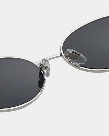 Sølv metal A.Kjærbede solbriller, mørk glas, hænglser, tæt detalje billede