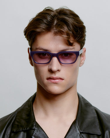 Lilla firkantet A.Kjærbede solbriller, lilla glas, foran på herre