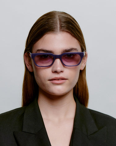 Lilla firkantet A.Kjærbede solbriller, lilla glas, foran på dame