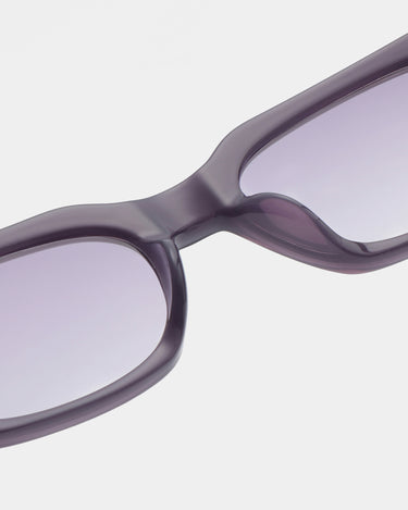 Lilla firkantet A.Kjærbede solbriller, lilla glas, tæt detalje billede