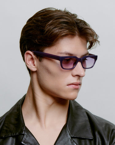 Lilla firkantet A.Kjærbede solbriller, lilla glas, fra siden på herre