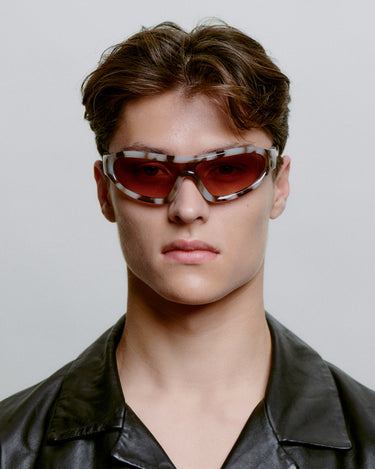 Brune sport A.Kjærbede solbriller med brune glas - foran på herre