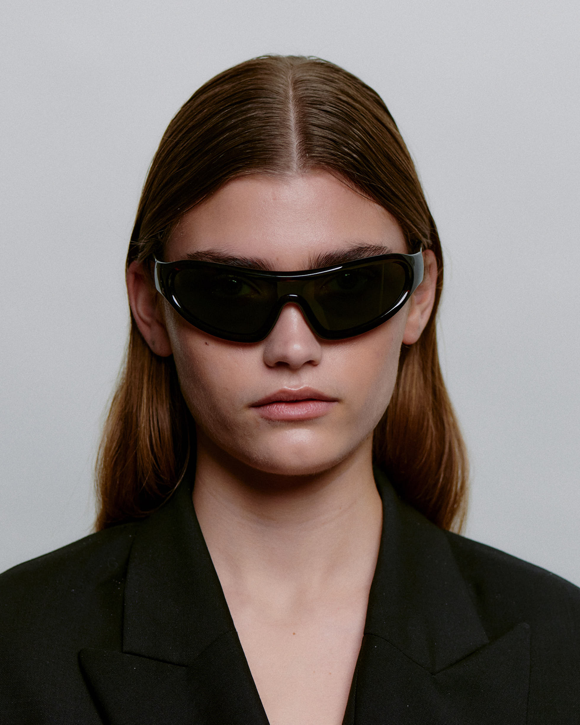 Brune sport A.Kjærbede solbriller med grøn glas - foran på dame