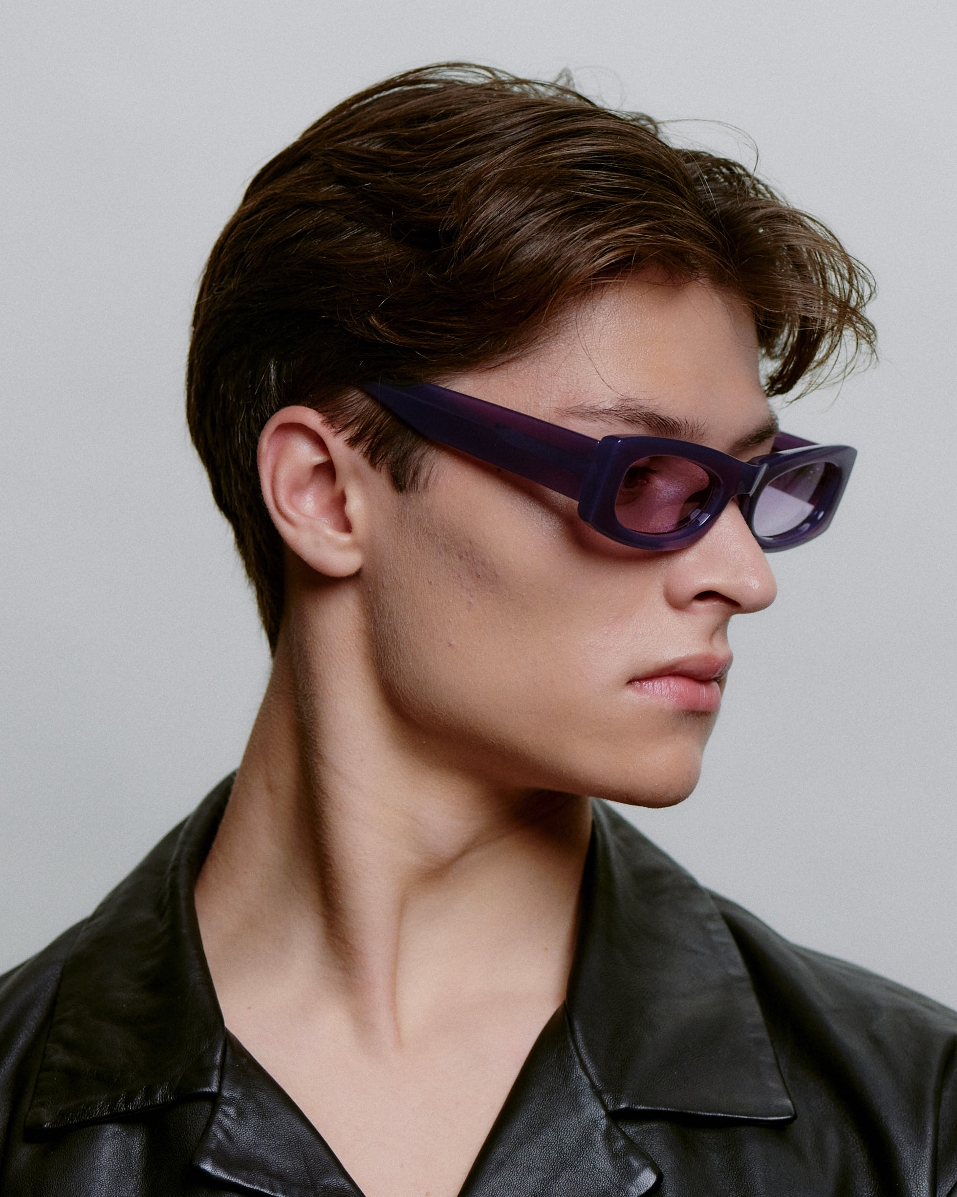 Firkantet lilla A.Kjærbede solbriller, fra siden på herre