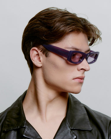 Firkantet lilla A.Kjærbede solbriller, fra siden på herre
