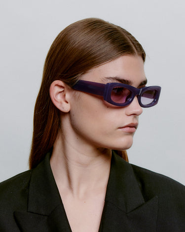 Firkantet lilla A.Kjærbede solbriller, fra siden på dame