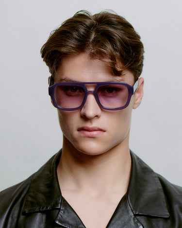 Store lilla A.Kjærbede solbriller med lilla linse - forfra herremodel