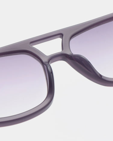 Store lilla A.Kjærbede solbriller med lilla linse - tæt detalje 
