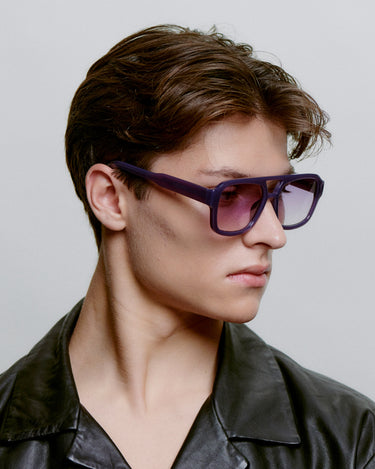 Store lilla A.Kjærbede solbriller med lilla linse - fra siden herremodel