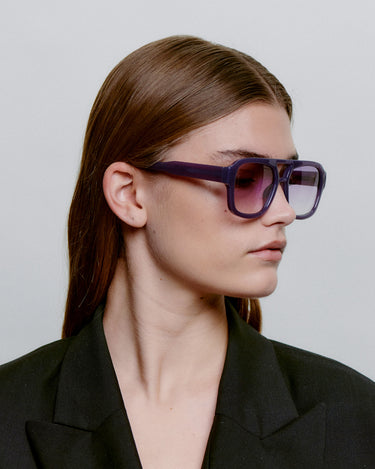 Store lilla A.Kjærbede solbriller med lilla linse - fra siden herremodel