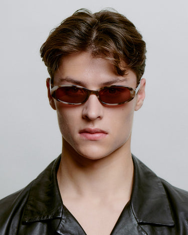 Ovale brune A.Kjærbede solbriller med mørk linse - foran på herremodel