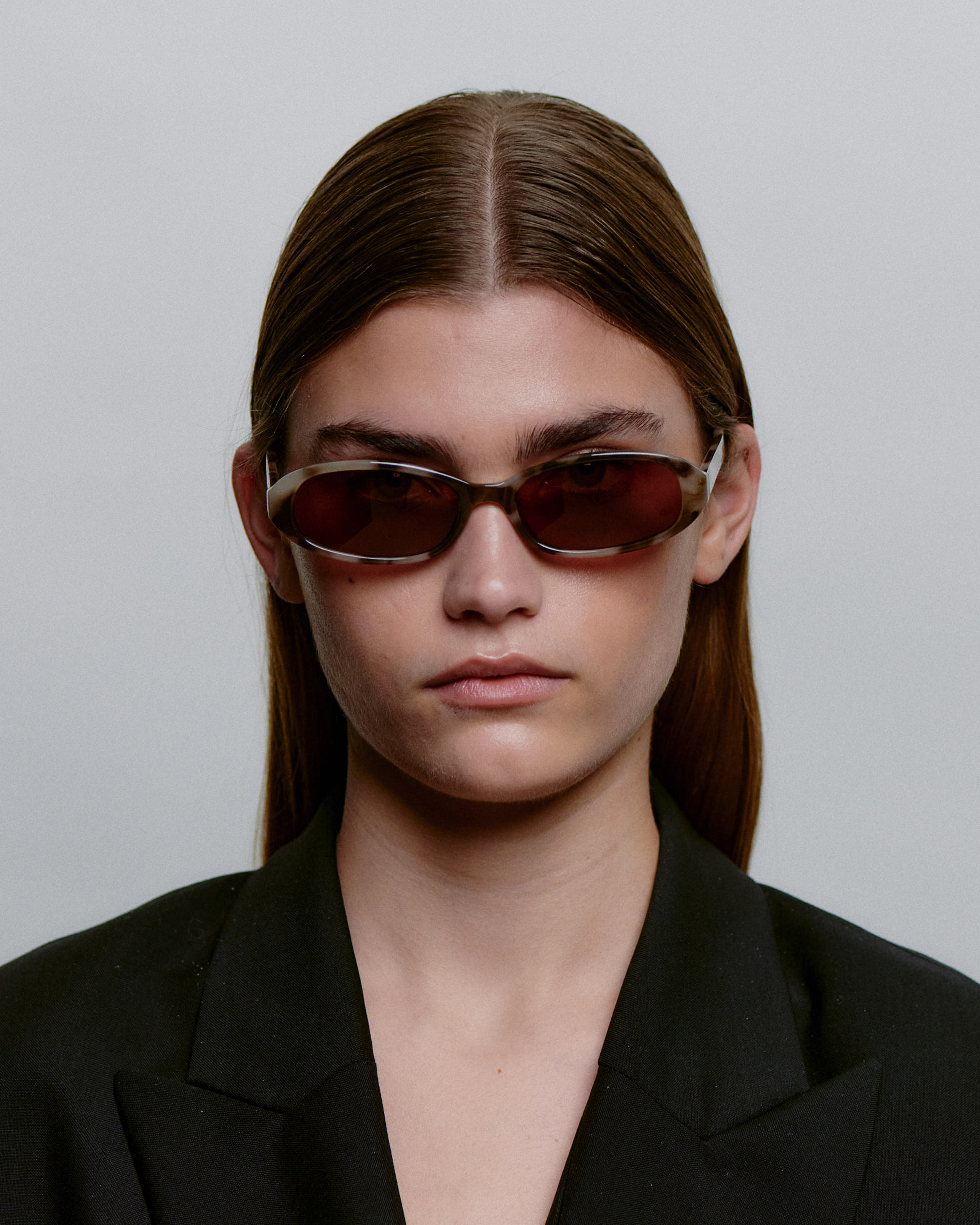 Ovale brune A.Kjærbede solbriller med mørk linse- fra siden kvindemodel