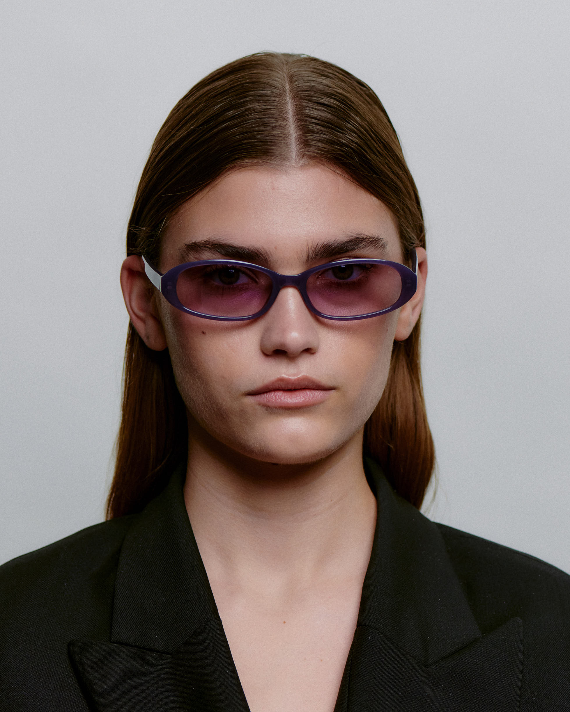 Ovale lilla A.Kjærbede solbriller med lilla linse - foran på kvindemodel