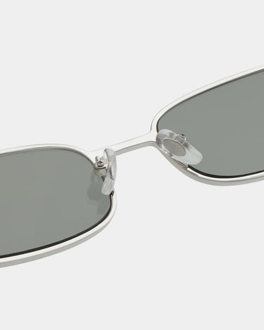 Sølv A.Kjærbede metal solbriller med mørk glas liggende detaljebillede