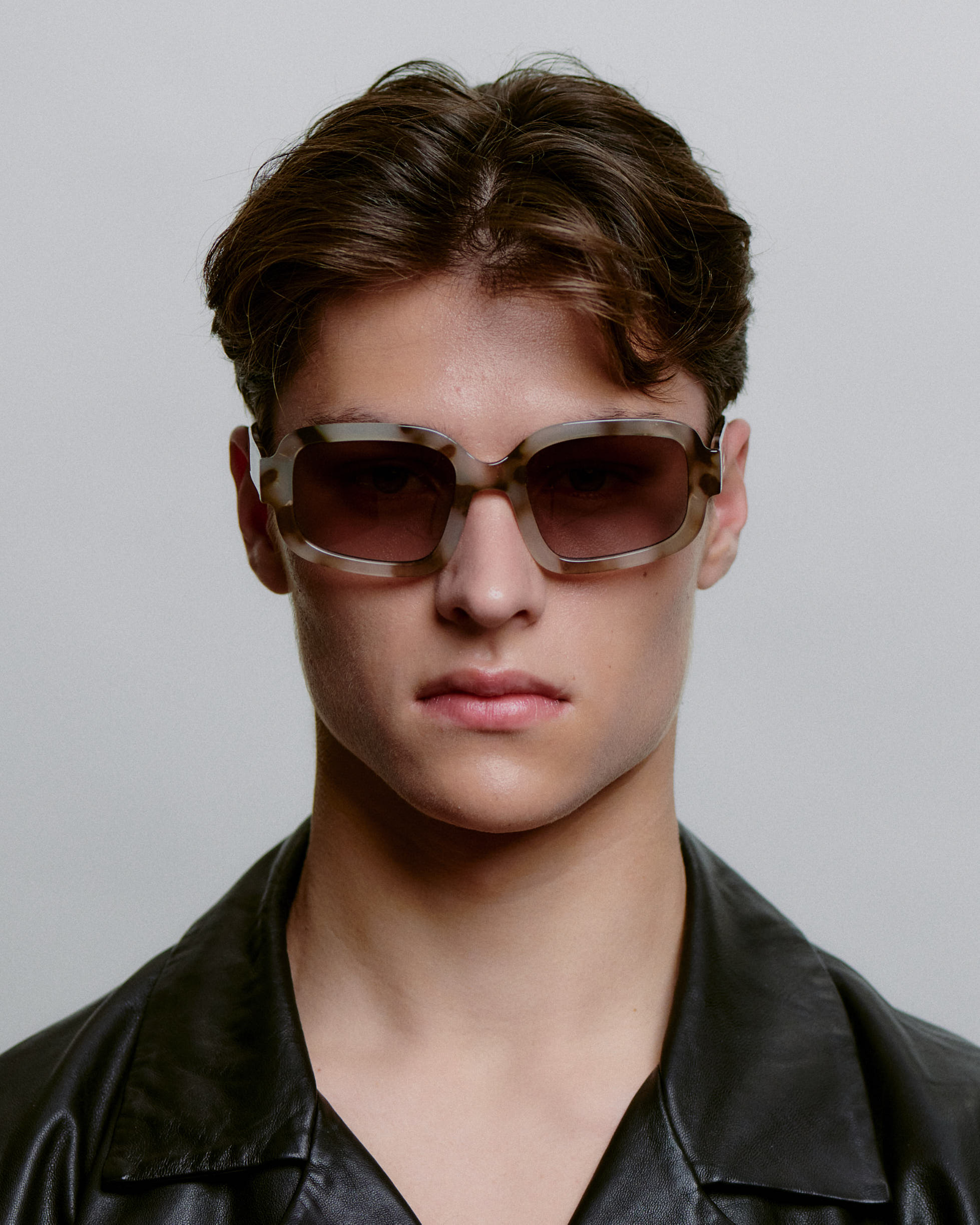 Store brune firkantet A.Kjærbede solbriller med mørk glas - foran på herremodel