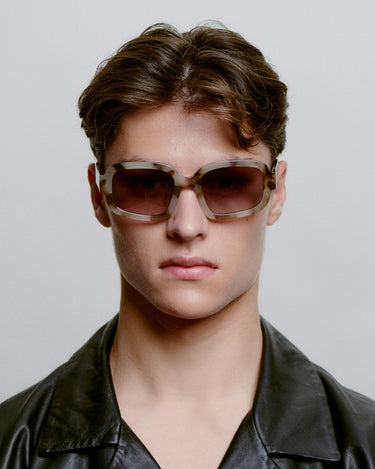 Store brune firkantet A.Kjærbede solbriller med mørk glas - foran på herremodel