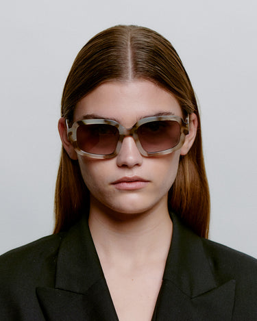 Store brune firkantet A.Kjærbede solbriller med mørk glas - foran på kvindemodel