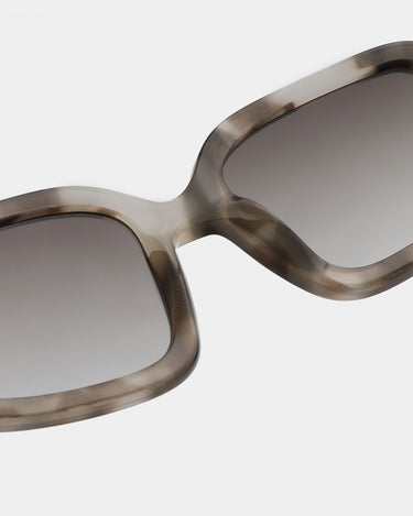 Store brune firkantet A.Kjærbede solbriller med mørk glas - tæt detalje billede