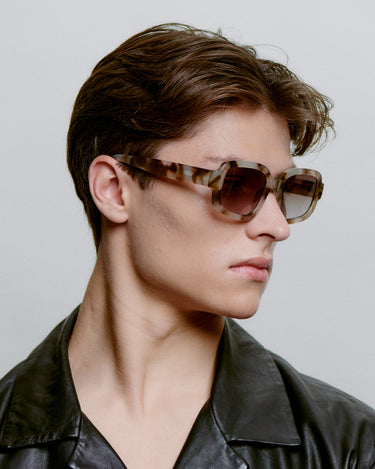 Store brune firkantet A.Kjærbede solbriller med mørk glas - side profil af herremodel 