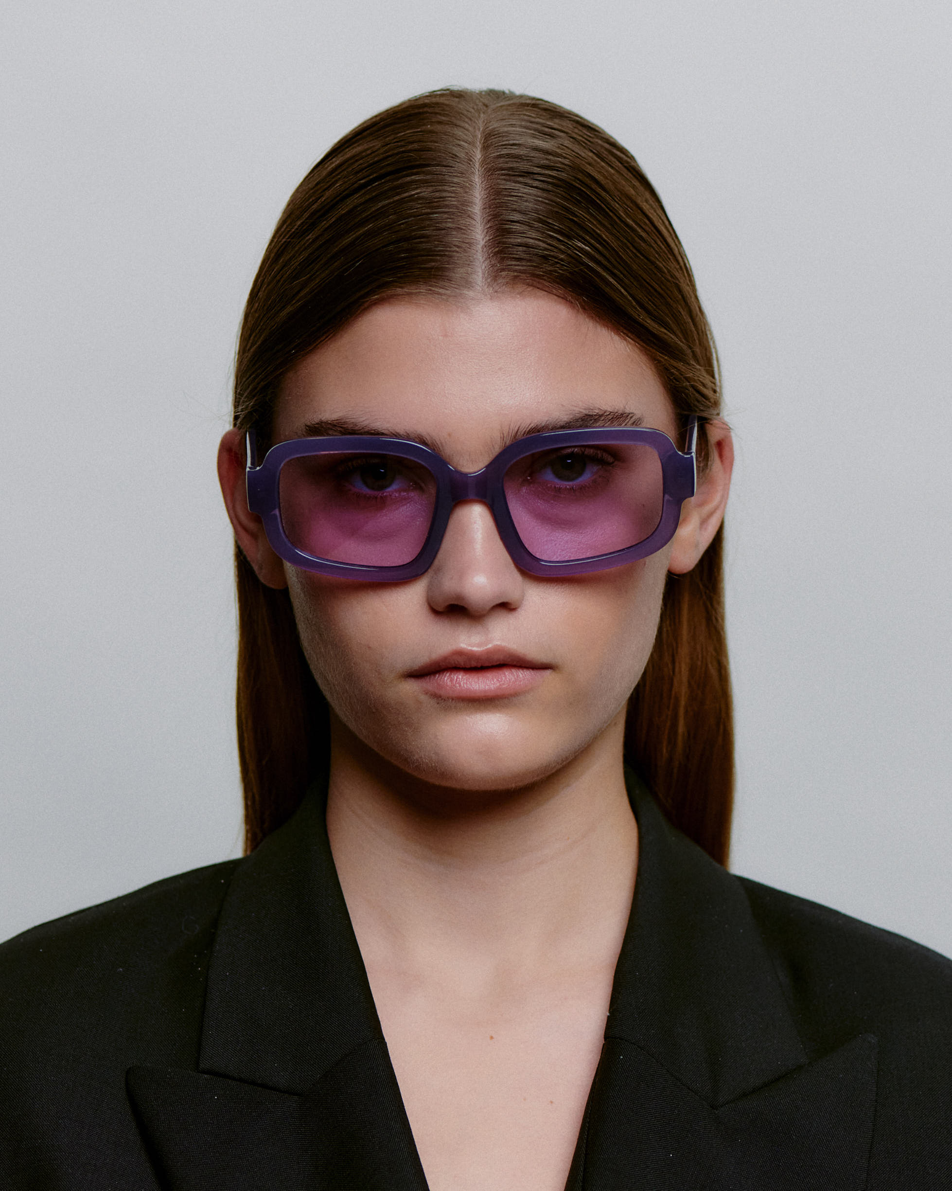 Store lilla firkantet A.Kjærbede solbriller med lilla glas - foran på kvindemodel