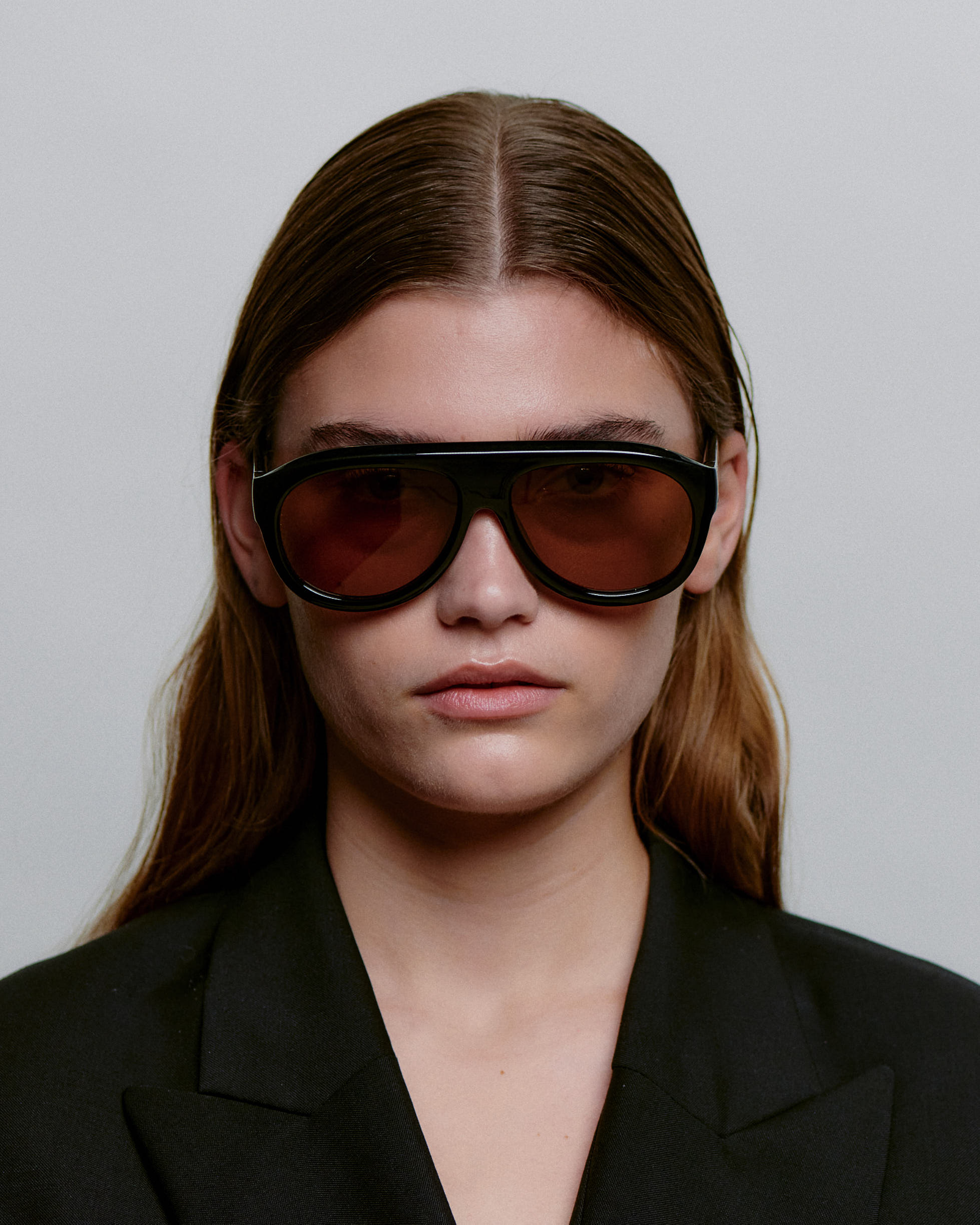 Store sorte aviator A.Kjærbede solbriller med brun glas - foran på kvindemodel