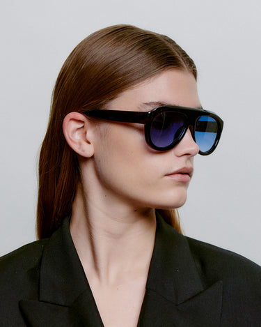 Store aviator A.Kjærbede solbriller med blå glas - sideprofil kvindemodel