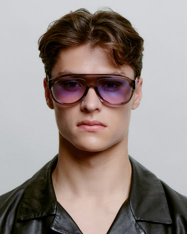 Store grå aviator A.Kjærbede solbriller med farvet glas - foran på herremodel