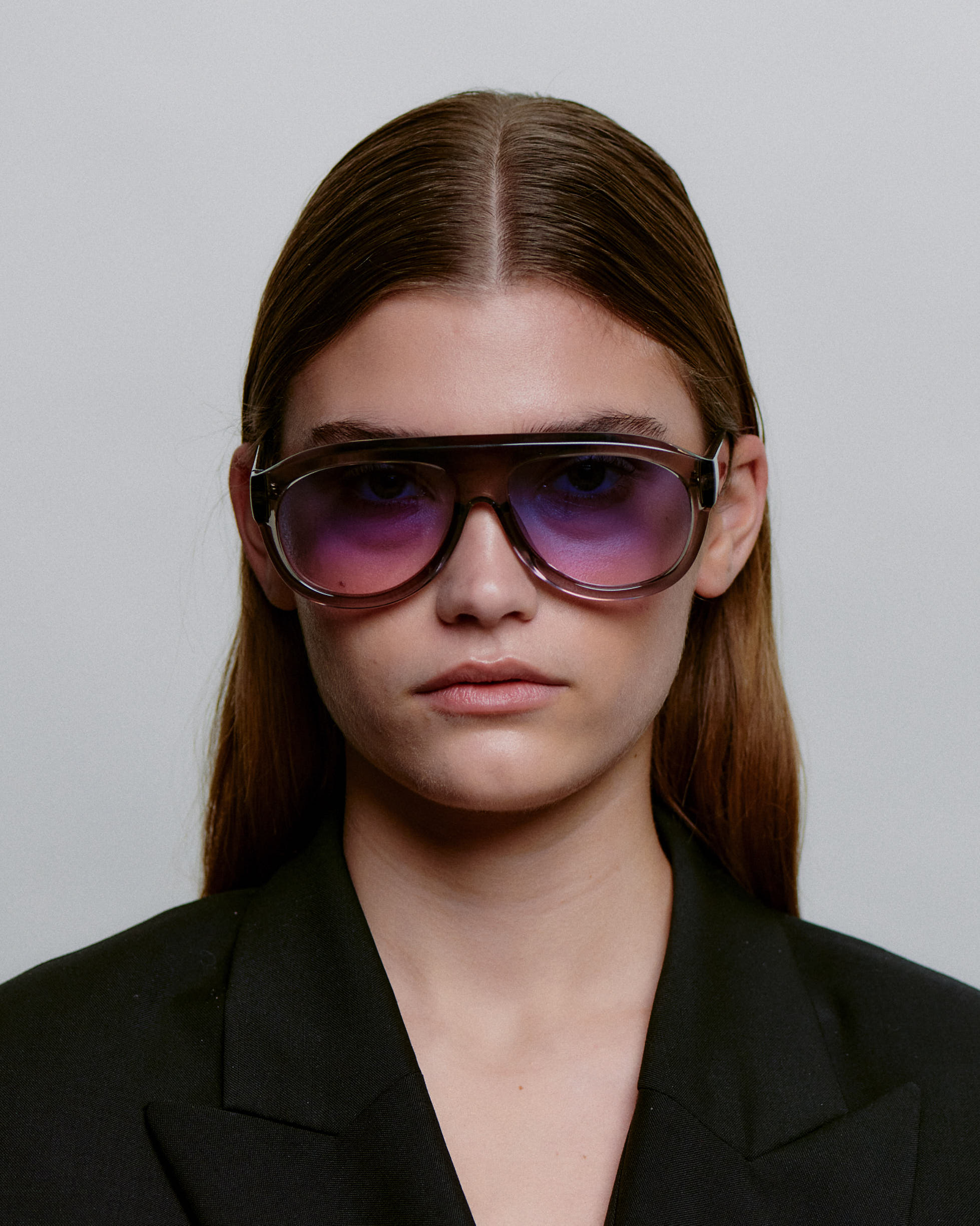 Store grå aviator A.Kjærbede solbriller med farvet glas - foran kvindemodel