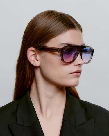 Store grå aviator A.Kjærbede solbriller med farvet glas - sideprofil kvindemodel