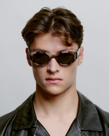 Runde solbriller i brun stel på herremodel