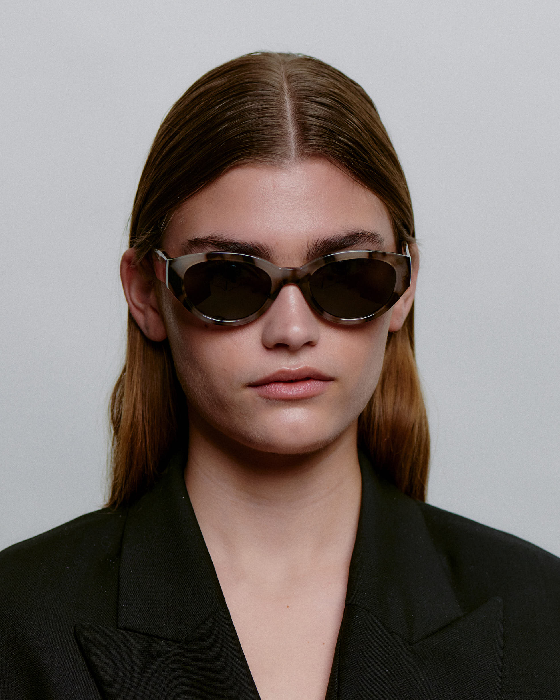 Runde solbriller i brun stel på kvindemodel