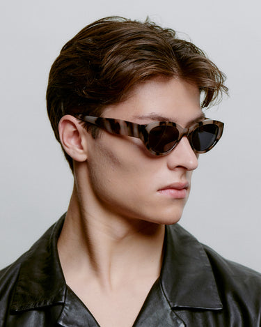 Runde solbriller i brun stel fra siden på herre