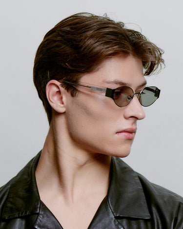 Sølv metal A.Kjærbede solbriller, mørk glas, klar stel, hænglser, fra siden på herre