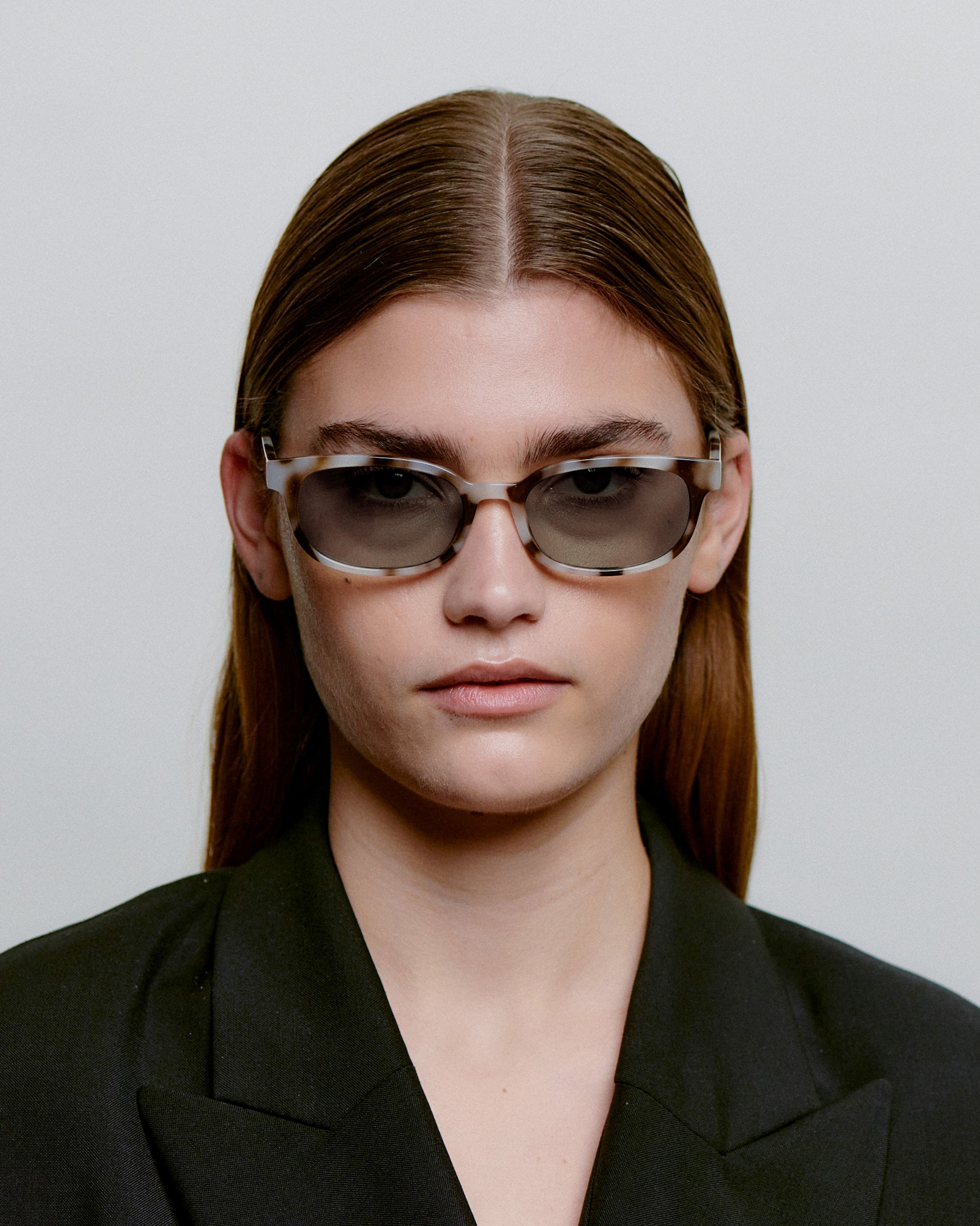 Brune ovale A.Kjærbede solbriller med mørk glas - på dame model