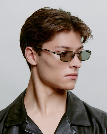 Sølv A.Kjærbede metal solbriller med mørk glas fra siden på herremodel