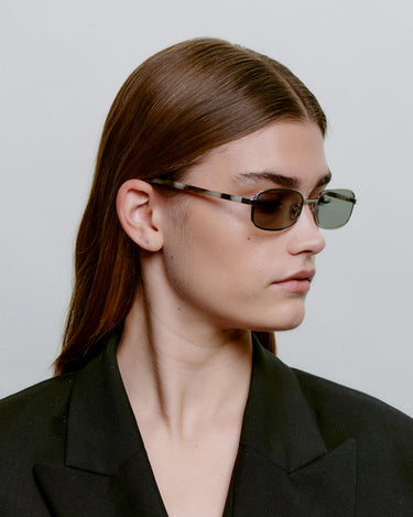 Sølv A.Kjærbede metal solbriller med mørk glas fra siden på kvindemodel