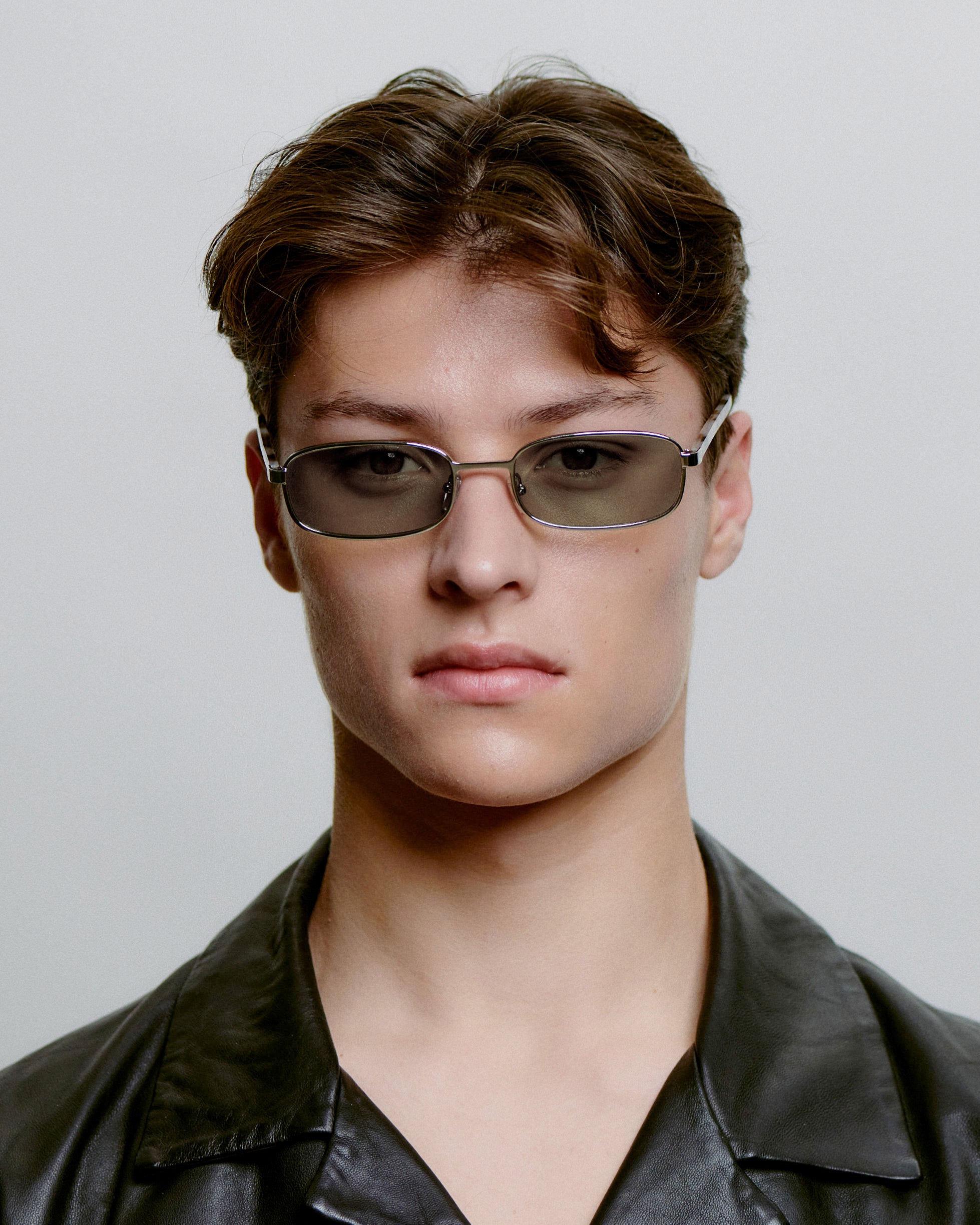 Sølv A.Kjærbede metal solbriller med mørk glas foran på herremodel