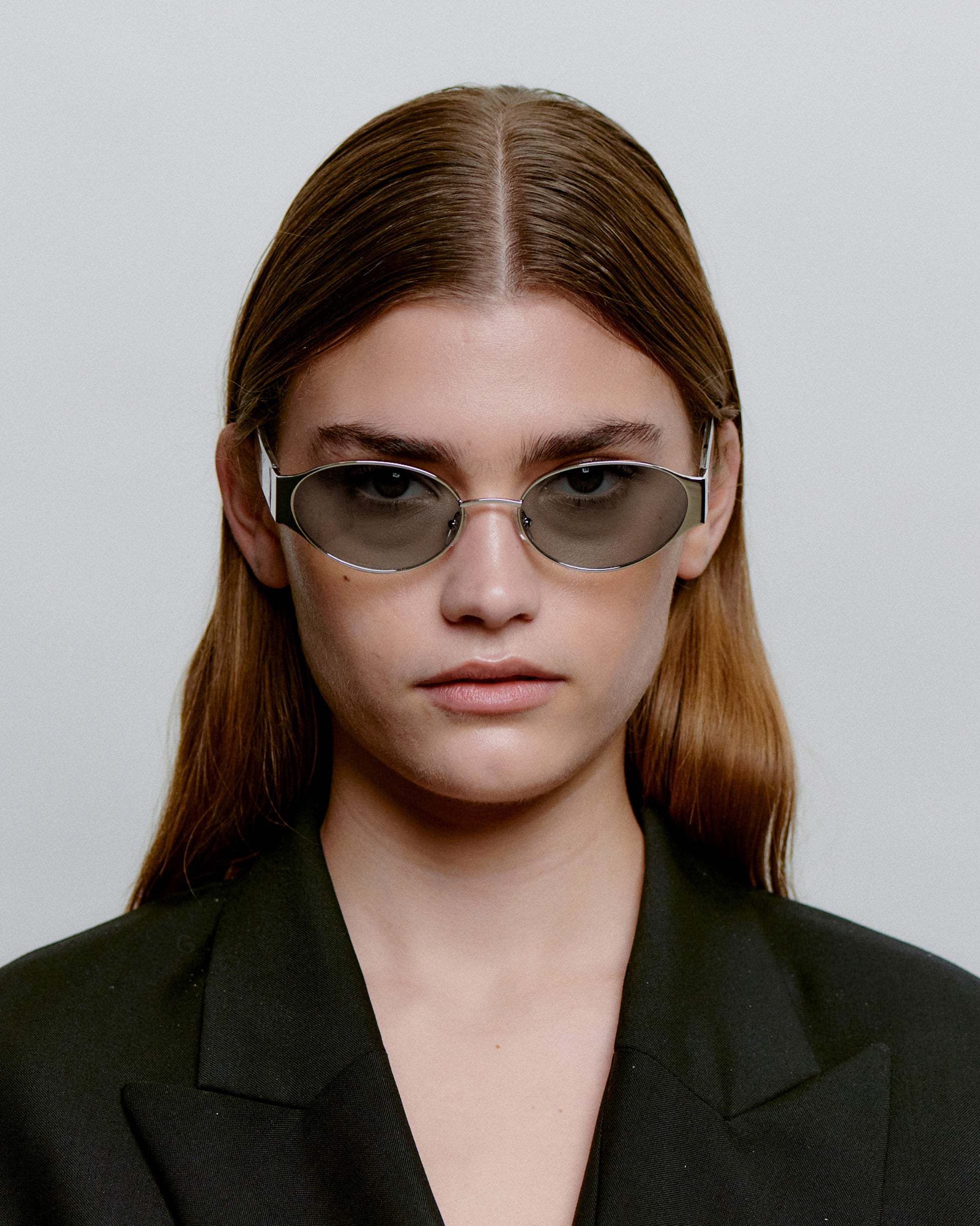 Sølv metal A.Kjærbede solbriller, mørk glas, hænglser, på dame model