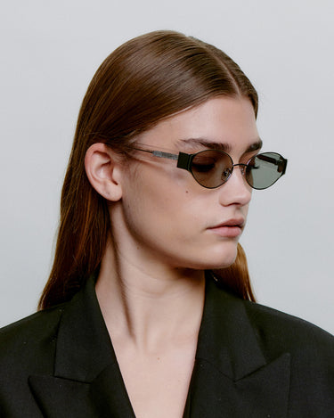 Sølv metal A.Kjærbede solbriller, mørk glas, klar stel, hænglser, fra siden på dame